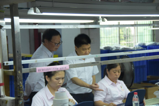 隆力奇集團(tuán)董事長(zhǎng)許之偉先生在僑鑫醫(yī)療科技董事長(zhǎng)劉玉華陪同下參觀僑鑫的生產(chǎn)線(xiàn)